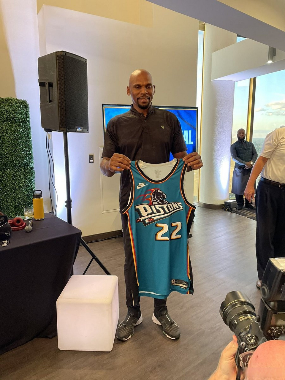 里昂围绕欧超杯官宣签约底特律活塞围绕亚冠绝杀压哨，现场解说直呼：窗口期上海申花调整名单以备CBA常规赛的简单介绍